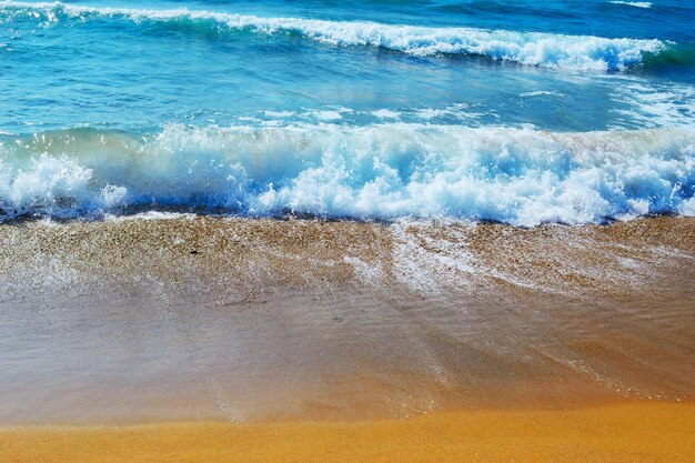 Pequeñas olas por la orilla en Cerdeña Italia