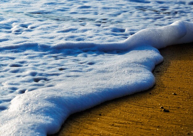 Pequeñas olas en la playa, fondo