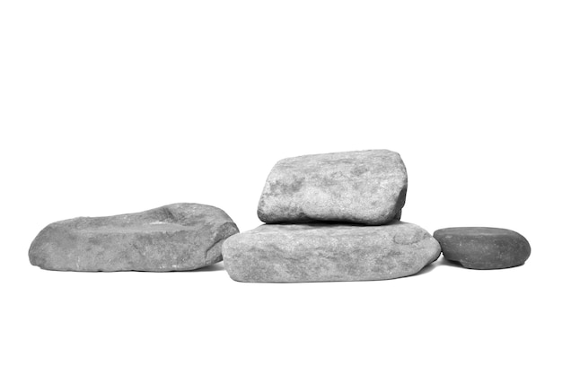 Pequenas pedras dispostas em diferentes alturas em tons brancos
