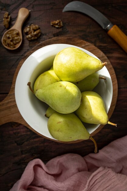 Pequeñas peras maduras orgánicas y dulces en un recipiente