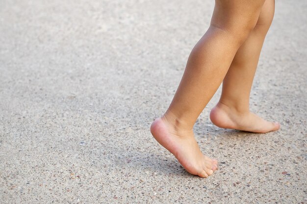 Foto pequenas pernas de bebê vão para a pista