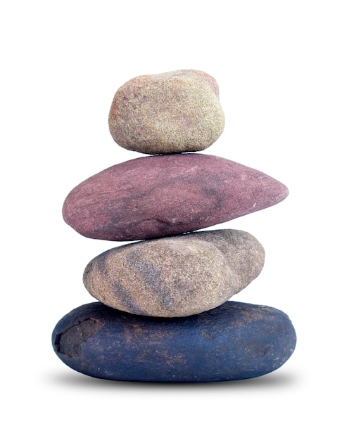 Pequeñas piedras que se apilan en equilibrio verticalmente aislado sobre fondo blanco.