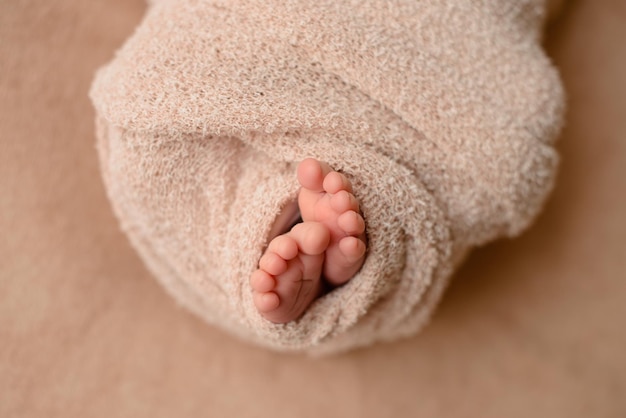 Pequeñas piernas hermosas de un bebé recién nacido en los primeros días de vida Pies de bebé de un recién nacido