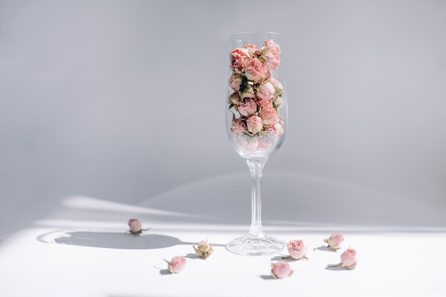 Pequeñas rosas en un vaso sobre un blanco