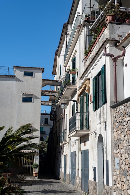 Pequenas ruas históricas estreitas e aconchegantes da vila de ravelo, no sul da itália