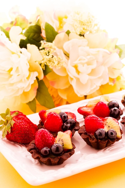 Pequeñas tartaletas de fruta fresca en la barra de postres.