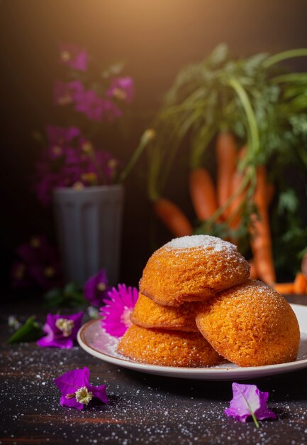 Pequeñas tartas de zanahoria con azúcar glass aptas para el desayuno