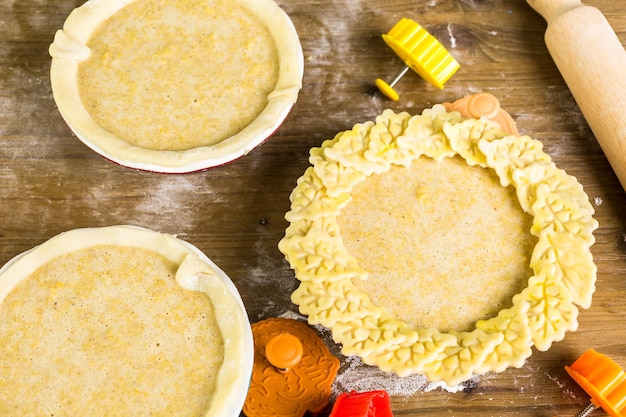 Pequenas tortas de abóbora caseiras prontas para serem assadas.