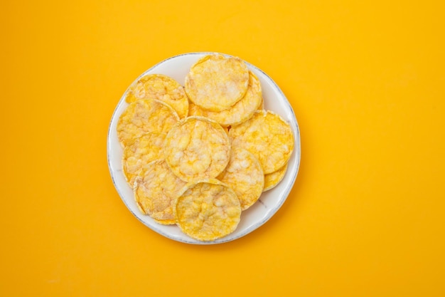 Pequeñas tostadas de dieta de maíz crujiente mini en plato blanco