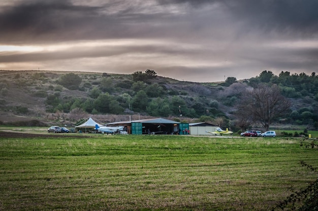 Pequeño aeropuerto rural al atardecer