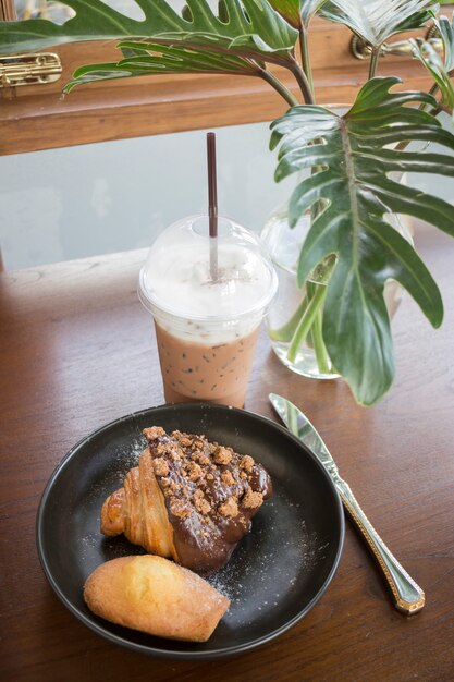 Pequeno-almoço conjunto de bebida de café e padaria caseira