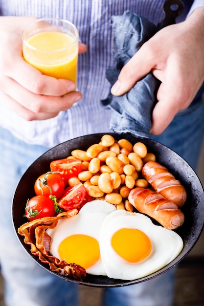 Pequeno-almoço inglês tradicional na frigideira