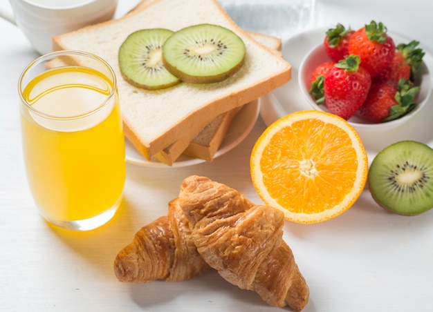 Pequeno-almoço nutritivo, morango, pão, café suco de laranja, salsicha, ovo