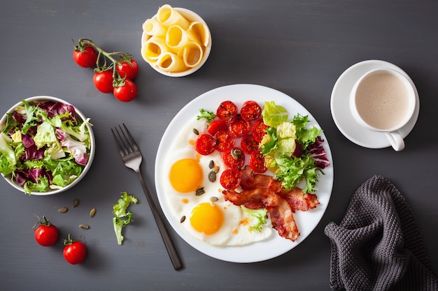 Pequeno-almoço saudável ceto: ovo, tomate, folhas de salada e bacon