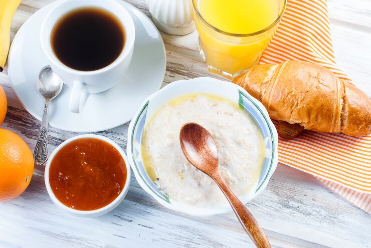 Foto pequeno-almoço saudável com aveia com manteiga, croissant e café