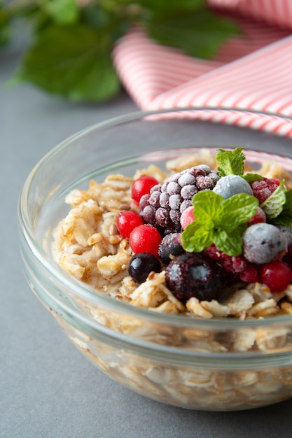 Pequeno-almoço saudável com aveia, frutas e hortelã. Mingau de aveia com frutas.