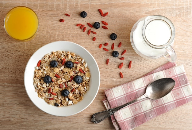 Pequeno-almoço saudável com bagas de Goji com flocos de milho