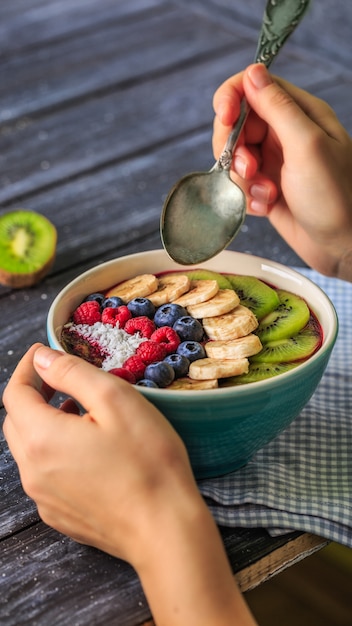 Pequeno-almoço saudável com delicioso smoothie de açaí em tigela