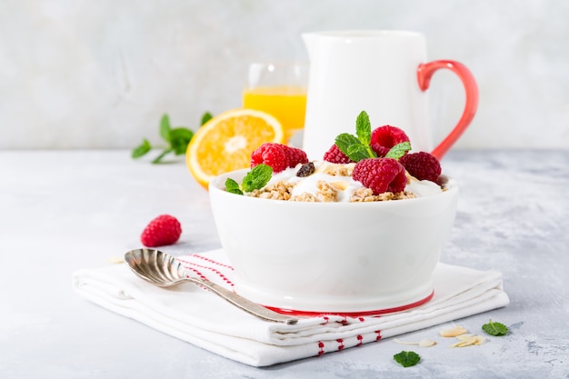 Pequeno-almoço saudável com granola e frutas