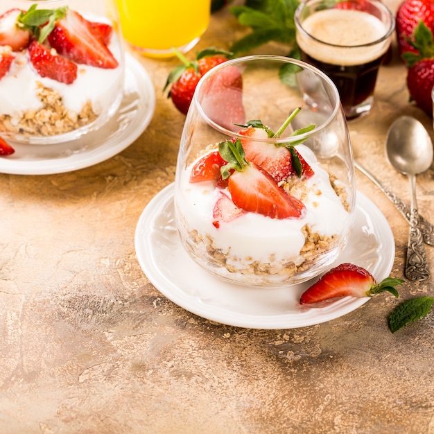 Pequeno-almoço saudável com granola e frutas