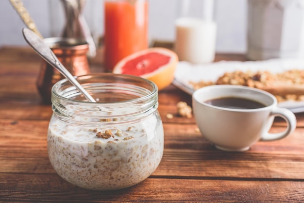 Pequeno-almoço saudável com granola