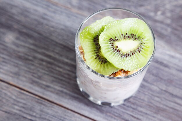 Pequeno-almoço saudável com iogurte e muesli,