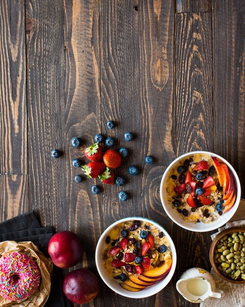 Pequeno-almoço saudável com leite, cereais e frutas