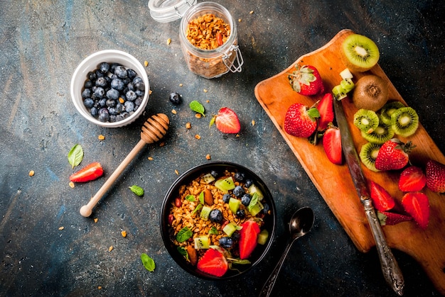 Pequeno-almoço saudável com muesli ou granola com nozes e frutas e frutas frescas