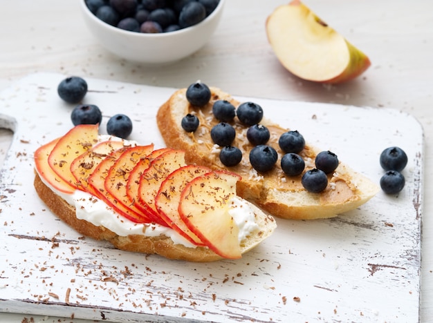 Pequeno-almoço saudável com sanduíches doces - ricota, mirtilos, fatias de maçã