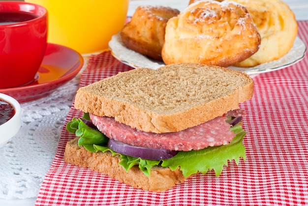 Pequeno-almoço saudável com sandviches, torradas, geléia e juce