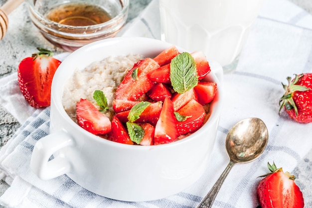 Pequeno-almoço saudável de verão, aveia durante a noite com morango fresco