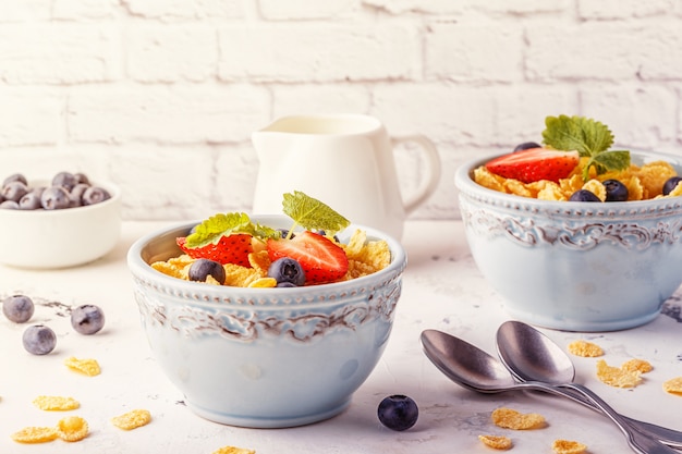 Pequeno-almoço saudável - flocos de milho com frutas e bagas.