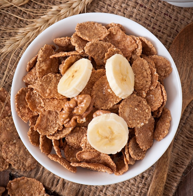 Pequeno-almoço saudável - muesli de grão inteiro em uma tigela branca