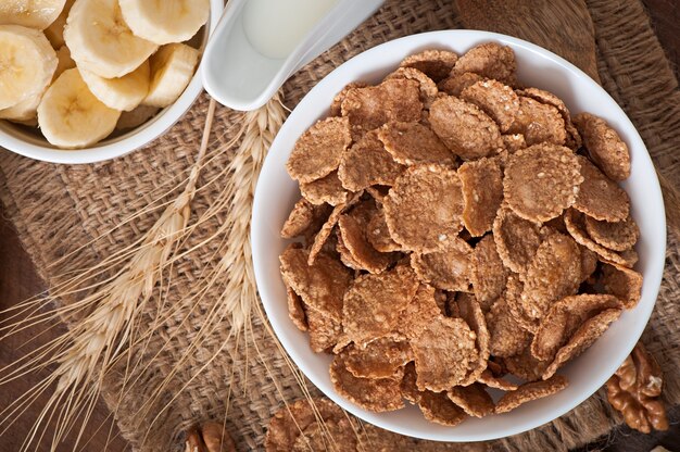 Pequeno-almoço saudável - muesli de grão inteiro em uma tigela branca