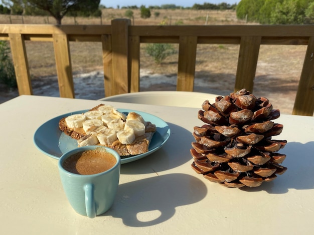 Pequeno-almoço saudável relaxado numa esplanada no campo nas férias