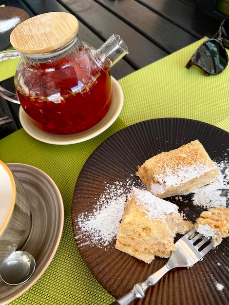 pequeno-almoço tardio no terraço