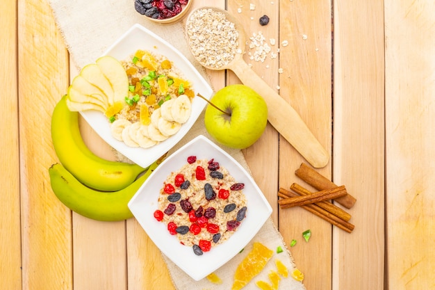 Pequeno-almoço vegetariano saudável com aveia e frutas