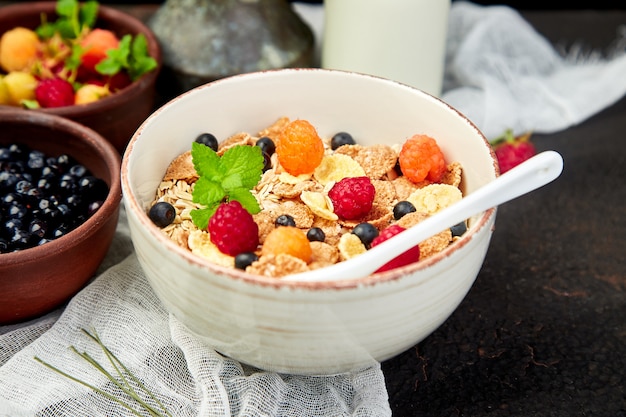 Pequeno-almoço vegetariano saudável com frutas e cereais