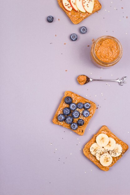 Pequeno-almoço vegetariano saudável com manteiga de amendoim, frutas e superalimentos.