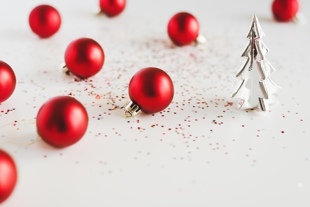 Pequeño árbol de Navidad decorativo, bolas de Navidad y brillos de colores en forma de estrella