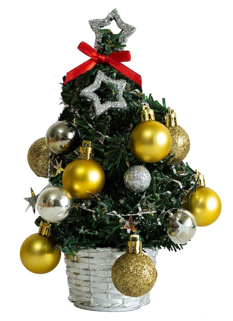 Pequeño árbol de Navidad decorativo con bolas de oro y plata aislado