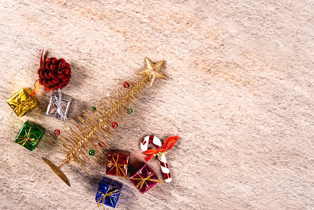 Pequeño árbol de Navidad con estrella y varios regalos coloridos