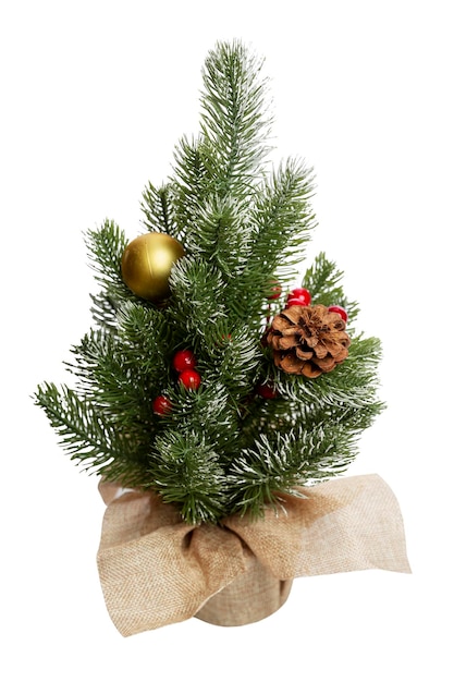 Pequeño árbol de Navidad con juguetes de arpillera. Vacaciones tradicionales de invierno. Aislado sobre fondo blanco. Vertkial.