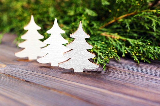 Pequeño árbol de navidad de madera blanco decorativo