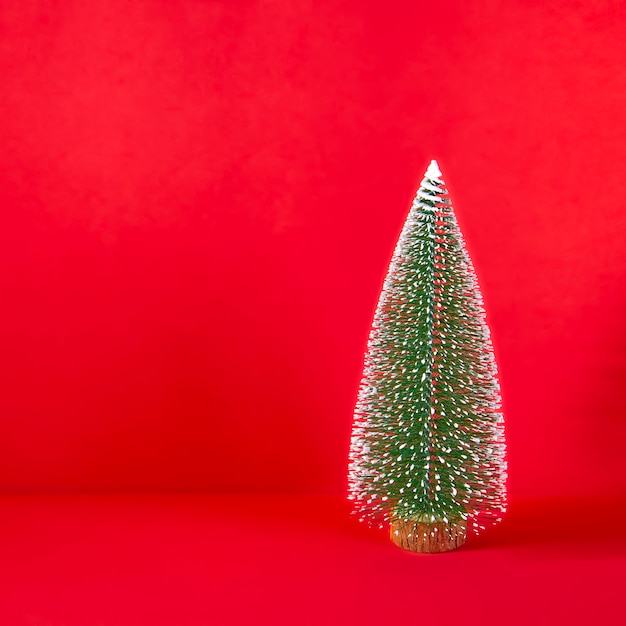 Pequeño árbol de Navidad en rojo