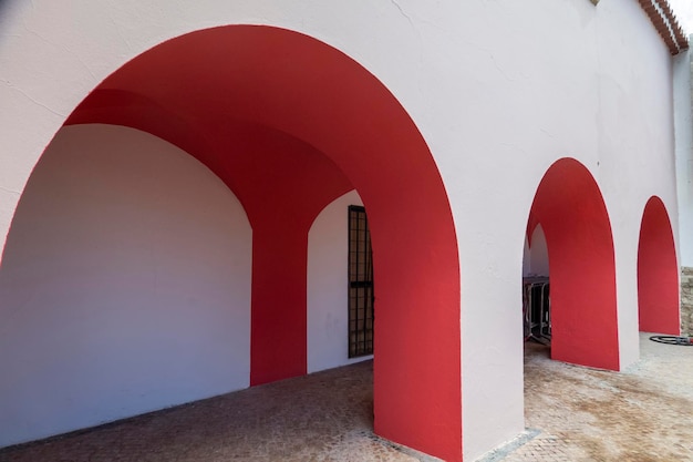 Pequeño arco pintado de rojo y blanco