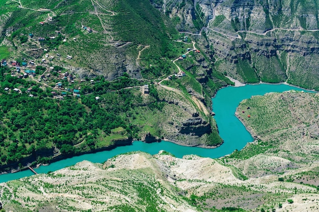 Pequeño asentamiento de montaña en la ladera de un profundo cañón el pueblo de Old Zubutli en el valle del río Sulak en Daguestán