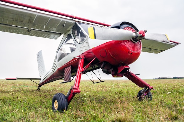 Pequeno avião esportivo para rebocar planadores fica na grama