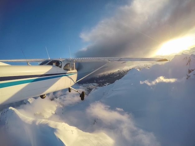 Pequeno avião voando sobre a paisagem montanhosa canadense