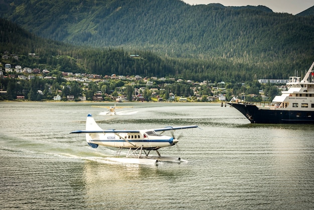 Foto pequeño avión y crucero en alaska